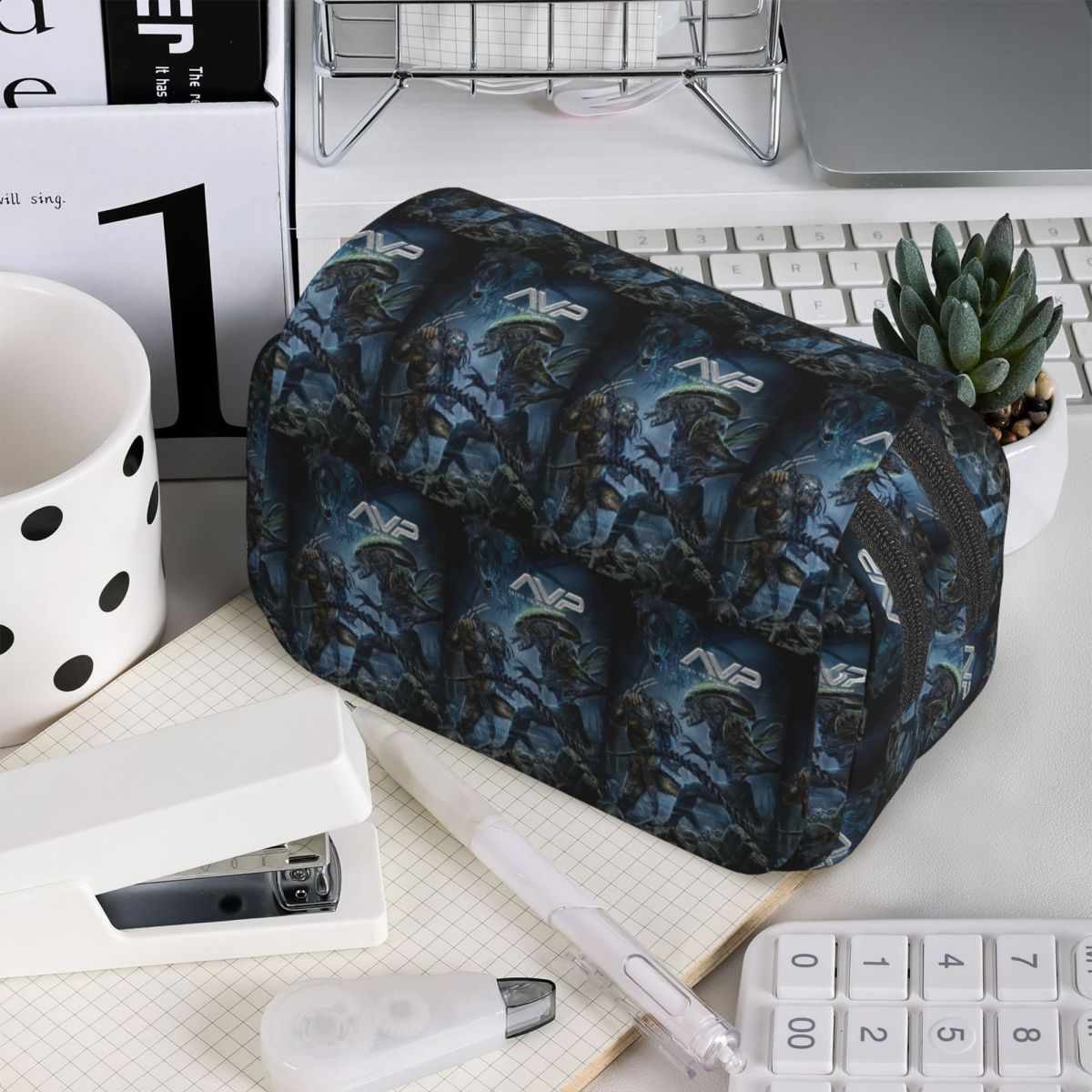 Piórnik z motywem gry Alien Vs – Office Supply Vs Stationery recenzja i cena