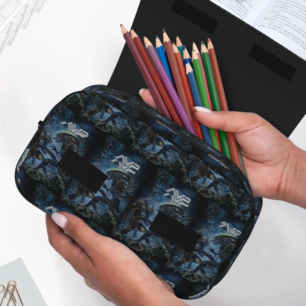 Piórnik z motywem gry Alien Vs – Office Supply Vs Stationery recenzja i cena